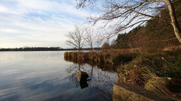 Foto landschaftliche aussicht auf den see gegen den himmel