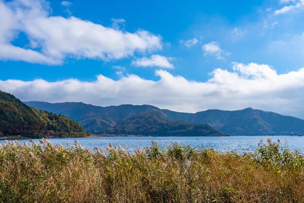 Foto landschaftliche aussicht auf den see gegen den himmel