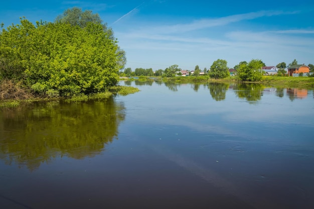 Landschaftliche Aussicht auf den See gegen den Himmel