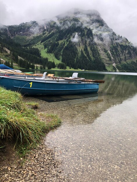 Foto landschaftliche aussicht auf den see gegen den himmel