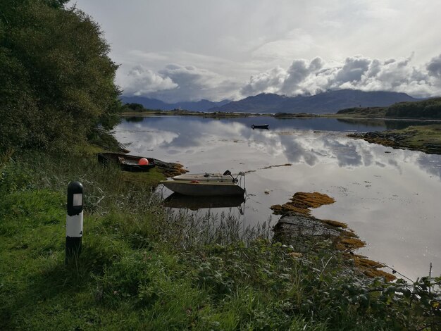 Landschaftliche Aussicht auf den See gegen den Himmel