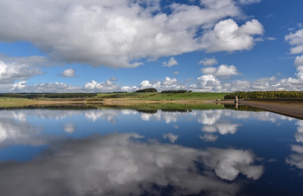 Landschaftliche Aussicht auf den See gegen den Himmel