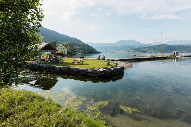 Foto landschaftliche aussicht auf den see gegen den himmel