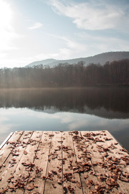 Landschaftliche Aussicht auf den See gegen den Himmel