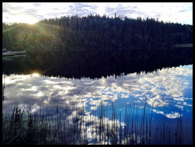 Foto landschaftliche aussicht auf den see gegen den himmel