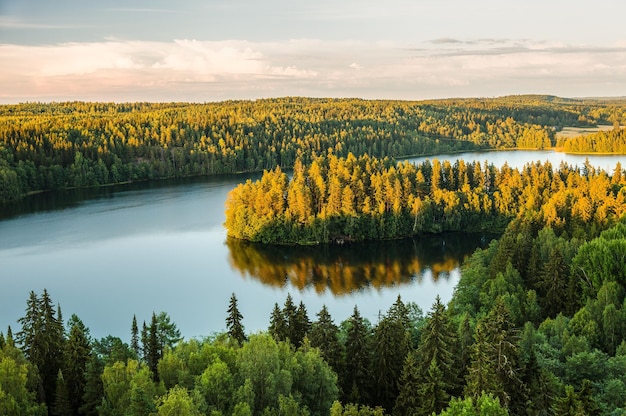 Landschaftliche Aussicht auf den See gegen den Himmel