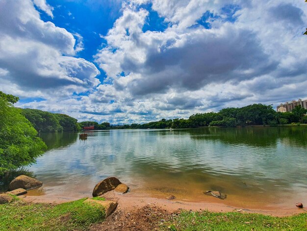 Foto landschaftliche aussicht auf den see gegen den himmel