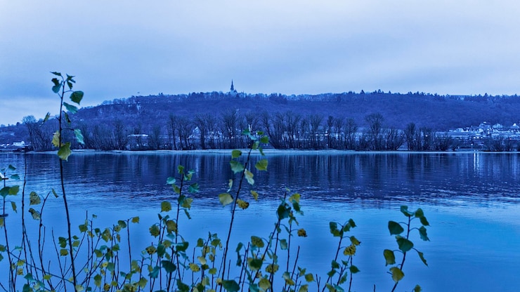 Foto landschaftliche aussicht auf den see gegen den himmel