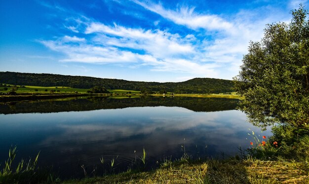 Landschaftliche Aussicht auf den See gegen den Himmel