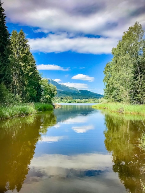 Foto landschaftliche aussicht auf den see gegen den himmel