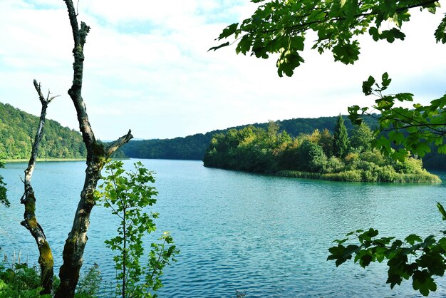 Landschaftliche Aussicht auf den See gegen den Himmel