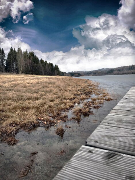 Foto landschaftliche aussicht auf den see gegen den himmel