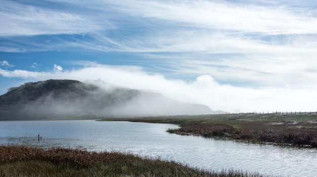 Landschaftliche Aussicht auf den See gegen den Himmel