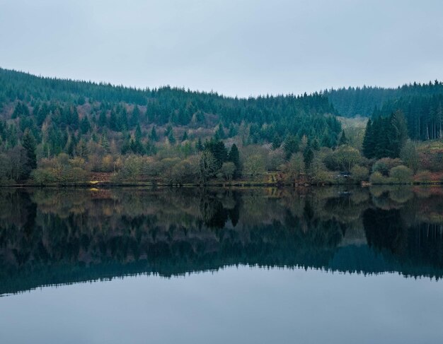 Foto landschaftliche aussicht auf den see gegen den himmel