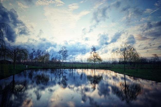 Landschaftliche Aussicht auf den See gegen den Himmel