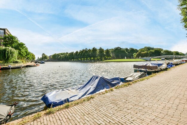 Landschaftliche Aussicht auf den See gegen den Himmel