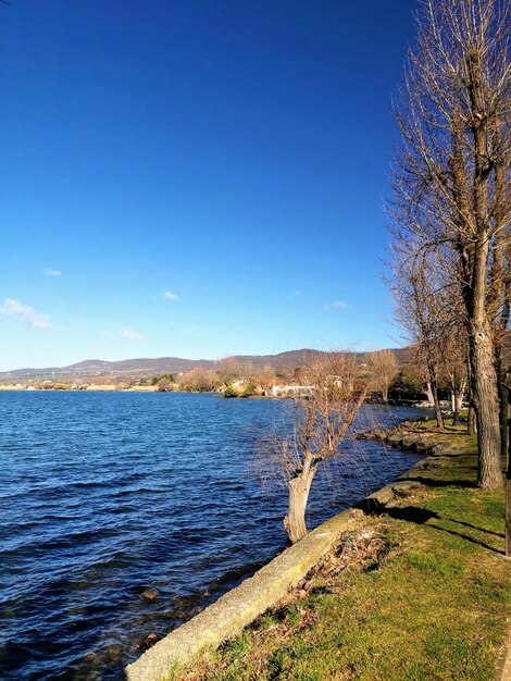 Landschaftliche Aussicht auf den See gegen den Himmel