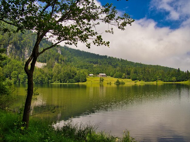 Foto landschaftliche aussicht auf den see gegen den himmel