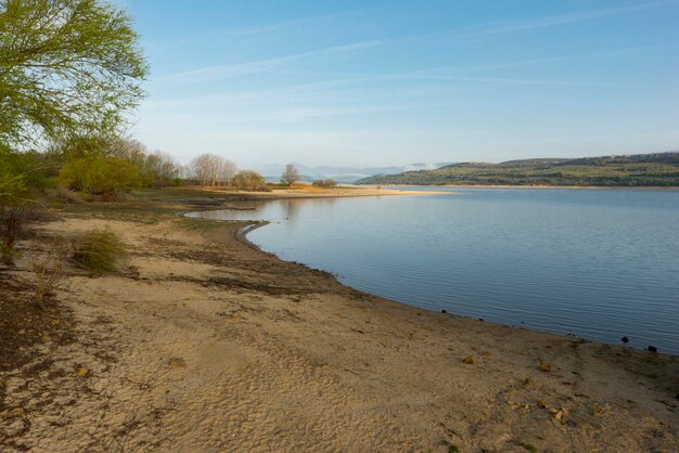 Foto landschaftliche aussicht auf den see gegen den himmel