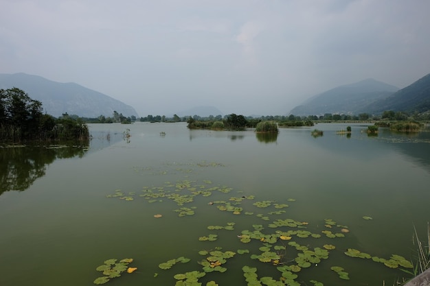 Foto landschaftliche aussicht auf den see gegen den himmel