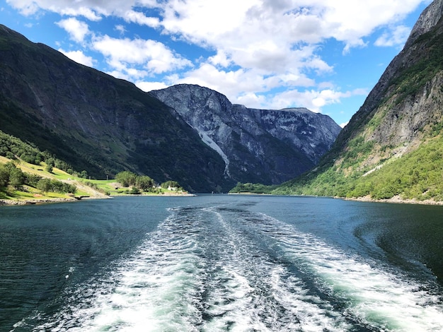 Foto landschaftliche aussicht auf den see von den bergen gegen den himmel