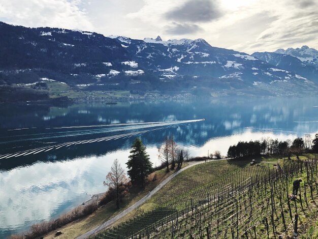 Landschaftliche Aussicht auf den See von den Bergen gegen den Himmel