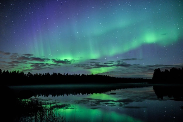 Landschaftliche Aussicht auf den See vor der Polarlichter