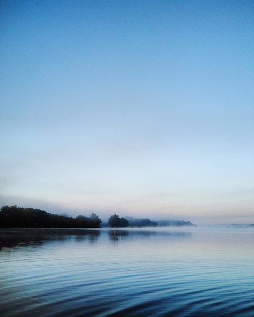 Foto landschaftliche aussicht auf den see vor klarem blauen himmel