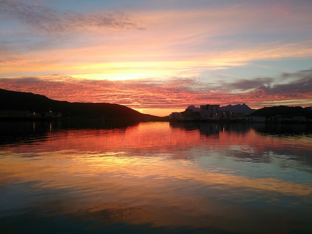 Foto landschaftliche aussicht auf den see vor orangefarbenem himmel