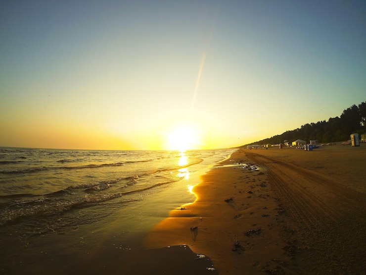 Foto landschaftliche aussicht auf den strand gegen den himmel beim sonnenuntergang