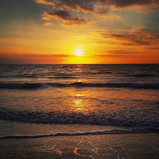 Landschaftliche Aussicht auf den Strand gegen den Himmel beim Sonnenuntergang