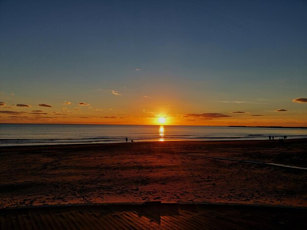 Landschaftliche Aussicht auf den Strand gegen den Himmel beim Sonnenuntergang