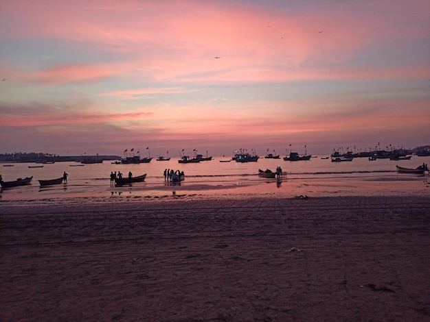 Landschaftliche Aussicht auf den Strand gegen den Himmel beim Sonnenuntergang