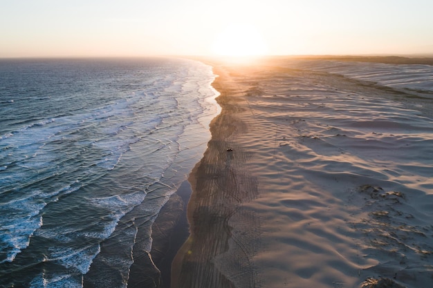 Foto landschaftliche aussicht auf den strand gegen den himmel beim sonnenuntergang