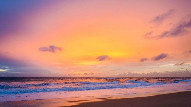 Landschaftliche Aussicht auf den Strand gegen den Himmel beim Sonnenuntergang