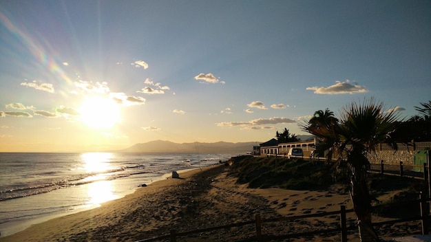 Landschaftliche Aussicht auf den Strand gegen den Himmel beim Sonnenuntergang