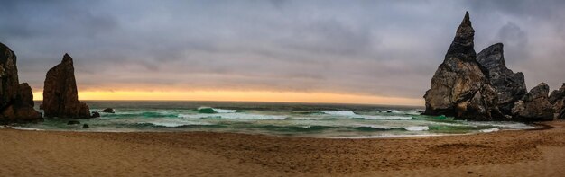 Foto landschaftliche aussicht auf den strand gegen den himmel beim sonnenuntergang