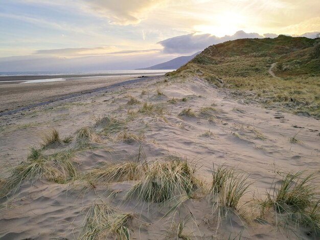 Foto landschaftliche aussicht auf den strand gegen den himmel beim sonnenuntergang