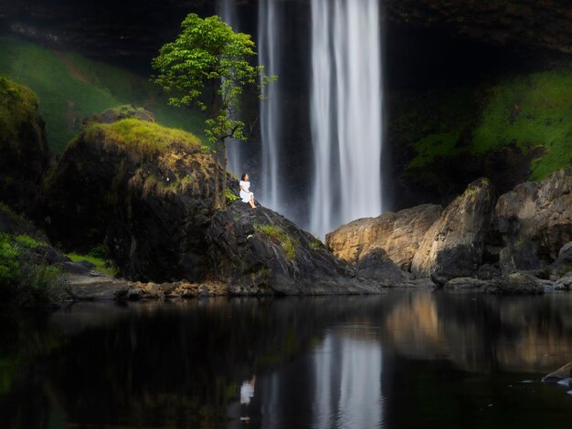 Foto landschaftliche aussicht auf den wasserfall am see