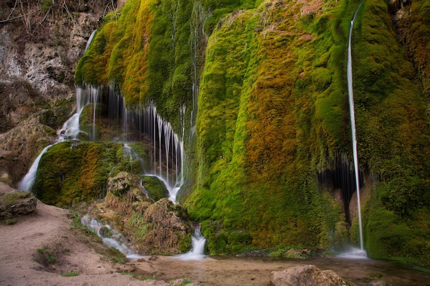Landschaftliche Aussicht auf den Wasserfall dreimuhlen