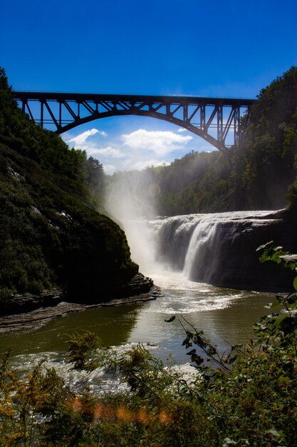 Foto landschaftliche aussicht auf den wasserfall gegen den himmel