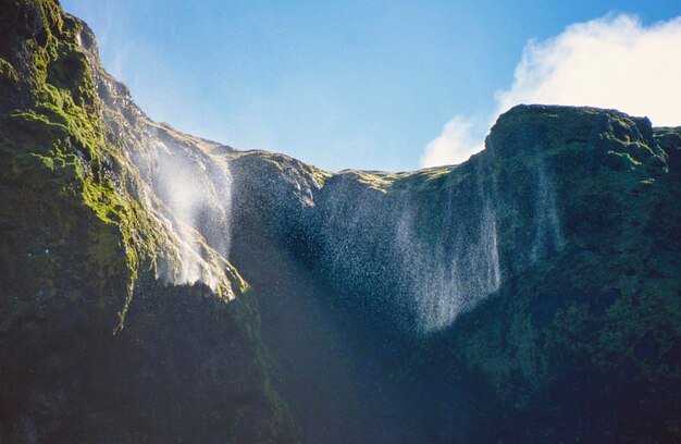 Foto landschaftliche aussicht auf den wasserfall gegen den himmel