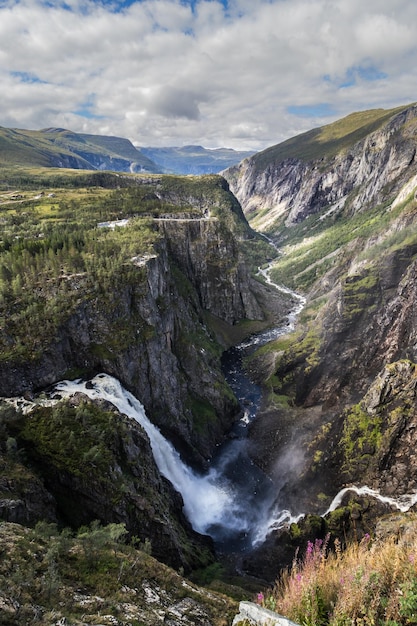 Foto landschaftliche aussicht auf den wasserfall gegen den himmel