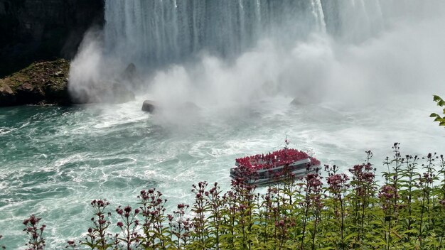 Foto landschaftliche aussicht auf den wasserfall gegen den himmel