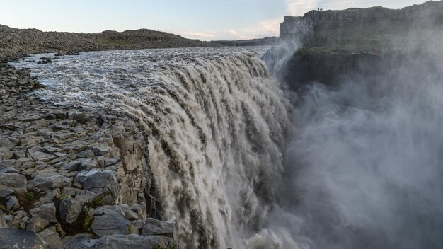 Foto landschaftliche aussicht auf den wasserfall gegen den himmel