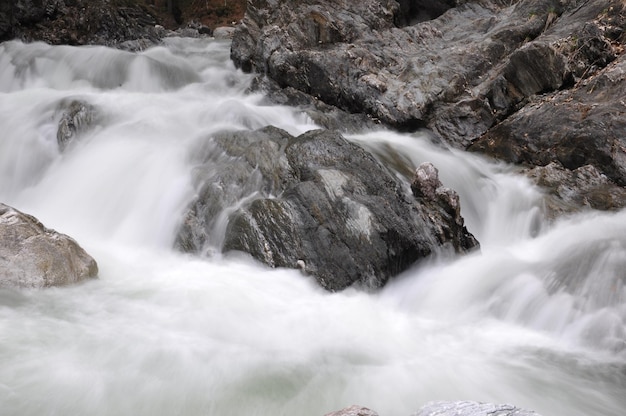 Foto landschaftliche aussicht auf den wasserfall