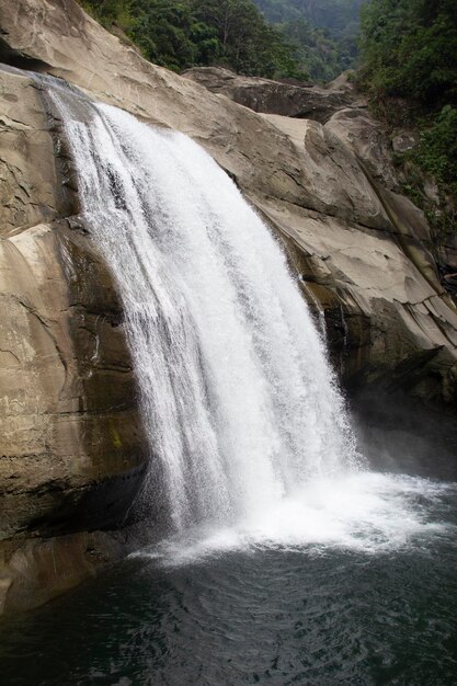 Foto landschaftliche aussicht auf den wasserfall