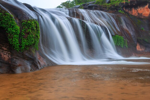 Foto landschaftliche aussicht auf den wasserfall