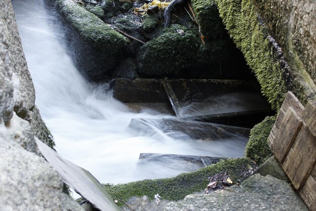 Foto landschaftliche aussicht auf den wasserfall