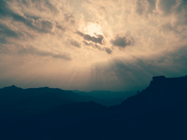 Landschaftliche Aussicht auf die Berge gegen den Himmel beim Sonnenuntergang